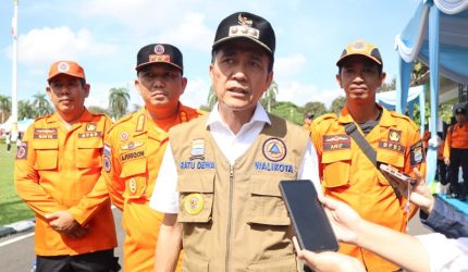 Wali Kota Palembang Ratu Dewa saat memberikan keterangan pers usai Apel Kesiapsiagaan Personel dan Peralatan Penanganan Karhutla Provinsi Sumatera Selatan sekaligus reaktivasi desk Karhutla nasional tahun 2026 yang digelar di halaman Griya Agung, Rabu 6 Mei 2026.