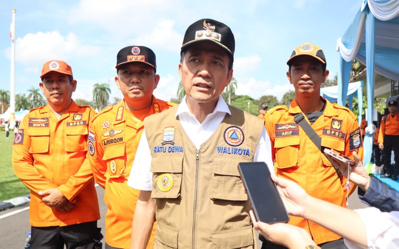 Wali Kota Palembang Ratu Dewa saat memberikan keterangan pers usai Apel Kesiapsiagaan Personel dan Peralatan Penanganan Karhutla Provinsi Sumatera Selatan sekaligus reaktivasi desk Karhutla nasional tahun 2026 yang digelar di halaman Griya Agung, Rabu 6 Mei 2026.