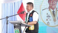 Gubernur Sumatera Selatan [Sumsel], Dr H Herman Deru, saat meluncurkan Gerakan Rutilahu di Kelurahan 11 Ulu, Kecamatan Seberang Ulu II, Selasa 5 Mei 2026, pagi.