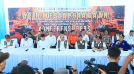 Gubernur Sumatera Selatan [Sumsel] Dr H Herman Deru mendampingi Menteri Koordinator Bidang Politik dan Keamanan [Menko Polkam] RI, Jenderal TNI [Purn] Djamari Chaniago, dalam konferensi pers usai apel Kesiapsiagaan Karhutla 2026.