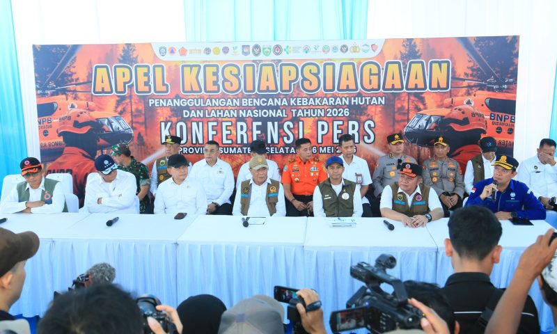 Gubernur Sumatera Selatan [Sumsel] Dr H Herman Deru mendampingi Menteri Koordinator Bidang Politik dan Keamanan [Menko Polkam] RI, Jenderal TNI [Purn] Djamari Chaniago, dalam konferensi pers usai apel Kesiapsiagaan Karhutla 2026.