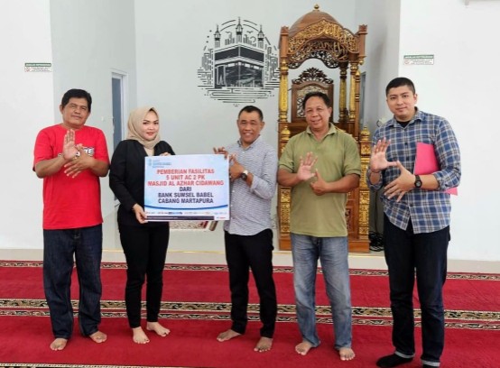Kenyamanan jamaah dalam beribadah menjadi perhatian Bank Sumsel Babel [BSB] melalui penyaluran bantuan Corporate Social Responsibility [CSR] untuk fasilitas Masjid di kawasan Cidawang, Martapura, Jumat 8 Mei 2026.