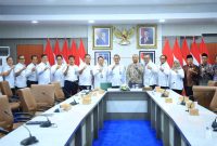 Sekda Sumsel Dr Edward Candra usai memimpin rapat bersama Direktur Gratifikasi dan Pelayanan Publik KPK RI, Arif Waluyo Widiarto, di Ruang Rapat Binapraja Kantor Gubernur Sumsel, Rabu 6 Mei 2026.