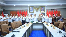 Sekda Sumsel Dr Edward Candra usai memimpin rapat bersama Direktur Gratifikasi dan Pelayanan Publik KPK RI, Arif Waluyo Widiarto, di Ruang Rapat Binapraja Kantor Gubernur Sumsel, Rabu 6 Mei 2026.