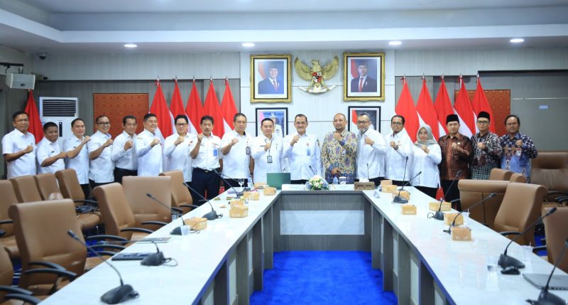 Sekda Sumsel Dr Edward Candra usai memimpin rapat bersama Direktur Gratifikasi dan Pelayanan Publik KPK RI, Arif Waluyo Widiarto, di Ruang Rapat Binapraja Kantor Gubernur Sumsel, Rabu 6 Mei 2026.