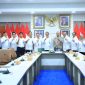 Sekda Sumsel Dr Edward Candra usai memimpin rapat bersama Direktur Gratifikasi dan Pelayanan Publik KPK RI, Arif Waluyo Widiarto, di Ruang Rapat Binapraja Kantor Gubernur Sumsel, Rabu 6 Mei 2026.