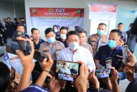 Gubernur Sumsel Dr H Herman Deru memberikan keterangan pers usai menjenguk keluarga korban di Rumah Sakit Bhayangkara Palembang, Kamis 7 Mei 2026.