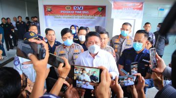 Gubernur Sumsel Dr H Herman Deru memberikan keterangan pers usai menjenguk keluarga korban di Rumah Sakit Bhayangkara Palembang, Kamis 7 Mei 2026.