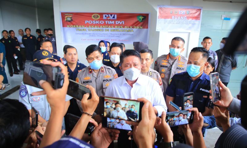 Gubernur Sumsel Dr H Herman Deru memberikan keterangan pers usai menjenguk keluarga korban di Rumah Sakit Bhayangkara Palembang, Kamis 7 Mei 2026.