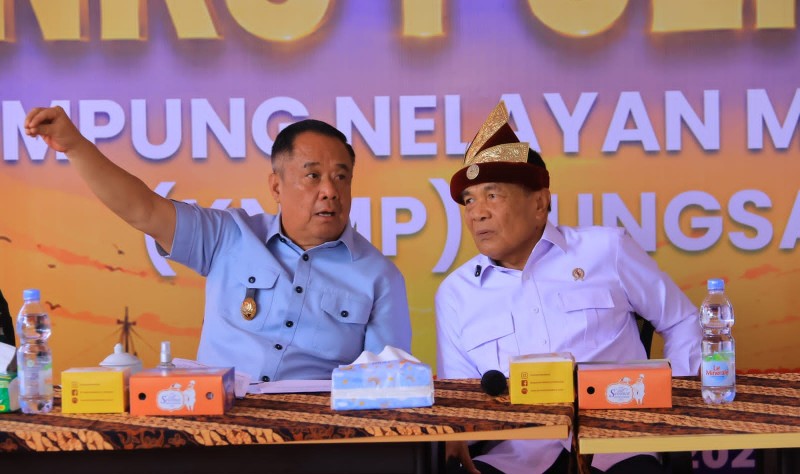 Wagub Sumsel Cik Ujang Dampingi Menko Polkam Tinjau Kampung Nelayan Merah Putih Sungsang