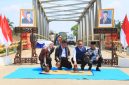 Gubernur Sumatera Selatan [Sumsel] Dr H Herman Deru didampingi Wakil Gubernur [Wagub] Sumsel H Cik Ujang serta Bupati Musi Rawas Hj. Ratna Machmud meresmikan 17 infrastruktur jembatan di Sumsel