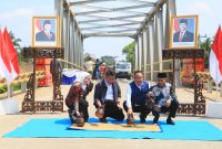 Gubernur Sumatera Selatan [Sumsel] Dr H Herman Deru didampingi Wakil Gubernur [Wagub] Sumsel H Cik Ujang serta Bupati Musi Rawas Hj. Ratna Machmud meresmikan 17 infrastruktur jembatan di Sumsel