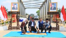 Gubernur Sumatera Selatan [Sumsel] Dr H Herman Deru didampingi Wakil Gubernur [Wagub] Sumsel H Cik Ujang serta Bupati Musi Rawas Hj. Ratna Machmud meresmikan 17 infrastruktur jembatan di Sumsel