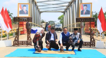 Gubernur Sumatera Selatan [Sumsel] Dr H Herman Deru didampingi Wakil Gubernur [Wagub] Sumsel H Cik Ujang serta Bupati Musi Rawas Hj. Ratna Machmud meresmikan 17 infrastruktur jembatan di Sumsel