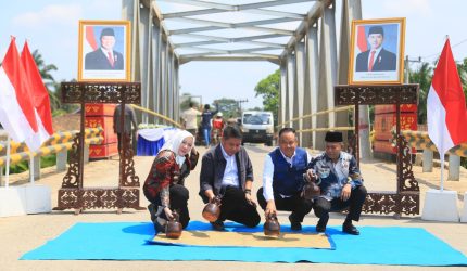 Gubernur Sumatera Selatan [Sumsel] Dr H Herman Deru didampingi Wakil Gubernur [Wagub] Sumsel H Cik Ujang serta Bupati Musi Rawas Hj. Ratna Machmud meresmikan 17 infrastruktur jembatan di Sumsel.
