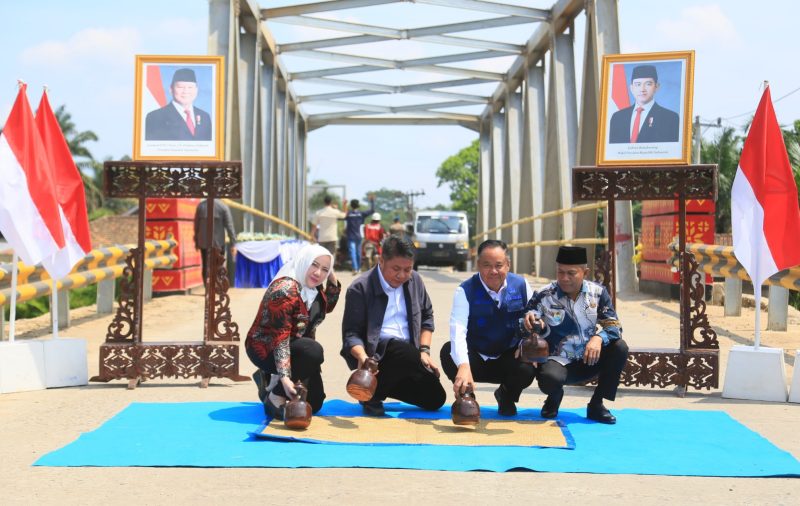 Gubernur Sumatera Selatan [Sumsel] Dr H Herman Deru didampingi Wakil Gubernur [Wagub] Sumsel H Cik Ujang serta Bupati Musi Rawas Hj. Ratna Machmud meresmikan 17 infrastruktur jembatan di Sumsel