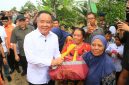 Wakil Gubernur Sumatera Selatan [Wagub Sumsel] H Cik Ujang menyerahkan bantuan sembako kepada korban banjir di Desa Sukamenang, Kecamatan Karang Jaya, Kabupaten Musi Rawas Utara, Jumat 8 Mei 2026.