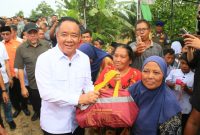 Wakil Gubernur Sumatera Selatan [Wagub Sumsel] H Cik Ujang menyerahkan bantuan sembako kepada korban banjir di Desa Sukamenang, Kecamatan Karang Jaya, Kabupaten Musi Rawas Utara, Jumat 8 Mei 2026.