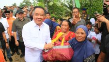 Wakil Gubernur Sumatera Selatan [Wagub Sumsel] H Cik Ujang menyerahkan bantuan sembako kepada korban banjir di Desa Sukamenang, Kecamatan Karang Jaya, Kabupaten Musi Rawas Utara, Jumat 8 Mei 2026.