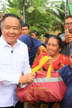Wagub Sumsel  Cik Ujang Serahkan Bantuan Banjir dan Pastikan Jembatan Sungai Menang Dibangun Permanen