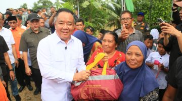 Wakil Gubernur Sumatera Selatan [Wagub Sumsel] H Cik Ujang menyerahkan bantuan sembako kepada korban banjir di Desa Sukamenang, Kecamatan Karang Jaya, Kabupaten Musi Rawas Utara, Jumat 8 Mei 2026.