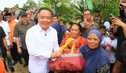 Wakil Gubernur Sumatera Selatan [Wagub Sumsel] H Cik Ujang menyerahkan bantuan sembako kepada korban banjir di Desa Sukamenang, Kecamatan Karang Jaya, Kabupaten Musi Rawas Utara, Jumat 8 Mei 2026.