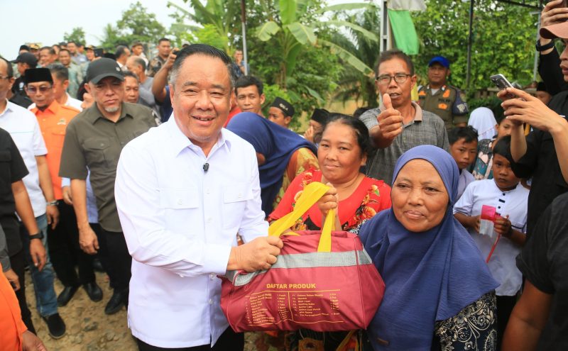 Wakil Gubernur Sumatera Selatan [Wagub Sumsel] H Cik Ujang menyerahkan bantuan sembako kepada korban banjir di Desa Sukamenang, Kecamatan Karang Jaya, Kabupaten Musi Rawas Utara, Jumat 8 Mei 2026.