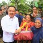 Wakil Gubernur Sumatera Selatan [Wagub Sumsel] H Cik Ujang menyerahkan bantuan sembako kepada korban banjir di Desa Sukamenang, Kecamatan Karang Jaya, Kabupaten Musi Rawas Utara, Jumat 8 Mei 2026.