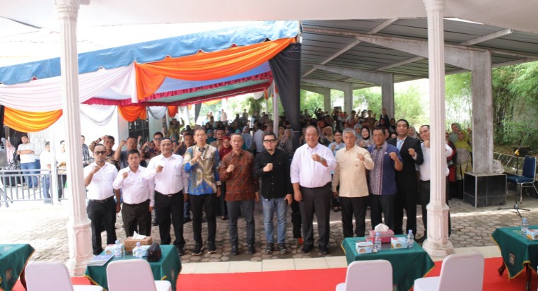 Sosialisasi dan Diskusi Publik Peningkatan Kualitas Pelayanan Publik yang digelar bersama Komisi II DPR RI dan Ombudsman RI, pada Jumat 8 Mei 2026, di Halaman Kantor Kecamatan Kota Kisaran Timur.