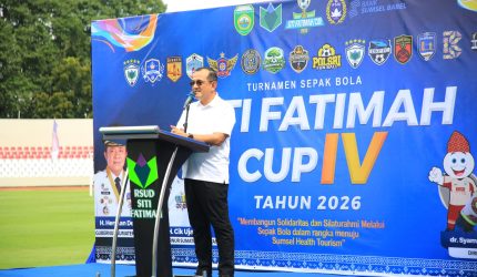 Sekretaris Daerah (Sekda) Provinsi Sumatera Selatan, Edward Candra resmi membuka Turnamen Sepak Bola RS Siti Fatimah Cup IV Tahun 2026 di Stadion Bumi Sriwijaya, Palembang, Sabtu 9 Mei 2026.
