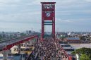 Minggu pagi, 10 Mei 2026, Jembatan Ampera berubah wajah. Bukan deru kendaraan mendominasi, melainkan riuh tawa, langkah jogging, dan semangat ribuan warga hingga sejumlah wisatawan menikmati udara segar tanpa polusi.