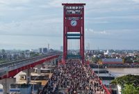 Minggu pagi, 10 Mei 2026, Jembatan Ampera berubah wajah. Bukan deru kendaraan mendominasi, melainkan riuh tawa, langkah jogging, dan semangat ribuan warga hingga sejumlah wisatawan menikmati udara segar tanpa polusi.