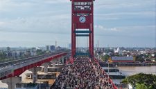 Minggu pagi, 10 Mei 2026, Jembatan Ampera berubah wajah. Bukan deru kendaraan mendominasi, melainkan riuh tawa, langkah jogging, dan semangat ribuan warga hingga sejumlah wisatawan menikmati udara segar tanpa polusi.