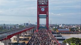 Minggu pagi, 10 Mei 2026, Jembatan Ampera berubah wajah. Bukan deru kendaraan mendominasi, melainkan riuh tawa, langkah jogging, dan semangat ribuan warga hingga sejumlah wisatawan menikmati udara segar tanpa polusi.