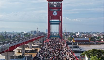 Minggu pagi, 10 Mei 2026, Jembatan Ampera berubah wajah. Bukan deru kendaraan mendominasi, melainkan riuh tawa, langkah jogging, dan semangat ribuan warga hingga sejumlah wisatawan menikmati udara segar tanpa polusi.
