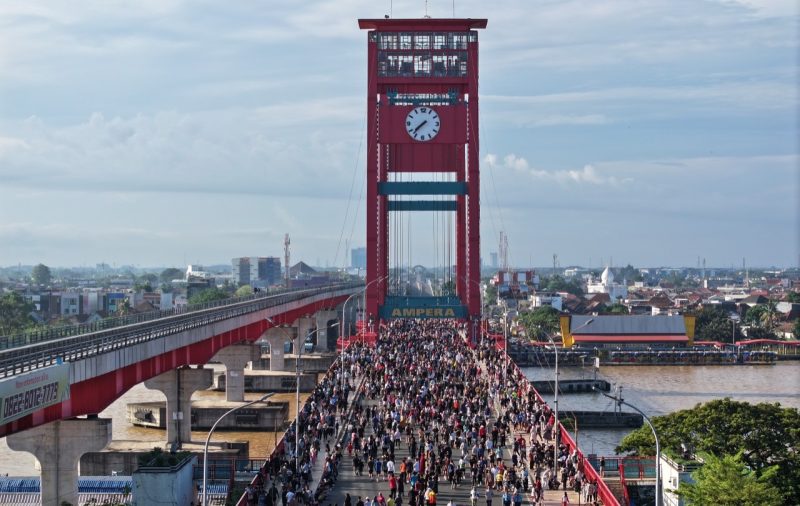 Minggu pagi, 10 Mei 2026, Jembatan Ampera berubah wajah. Bukan deru kendaraan mendominasi, melainkan riuh tawa, langkah jogging, dan semangat ribuan warga hingga sejumlah wisatawan menikmati udara segar tanpa polusi.