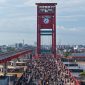 Minggu pagi, 10 Mei 2026, Jembatan Ampera berubah wajah. Bukan deru kendaraan mendominasi, melainkan riuh tawa, langkah jogging, dan semangat ribuan warga hingga sejumlah wisatawan menikmati udara segar tanpa polusi.
