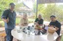 Kedai makan santai bagi masyarakat Kota Palembang di Ujung Lorong Kolem atau lebih akrab disebut Kafe Ujlok, telah dibuka untuk umum.