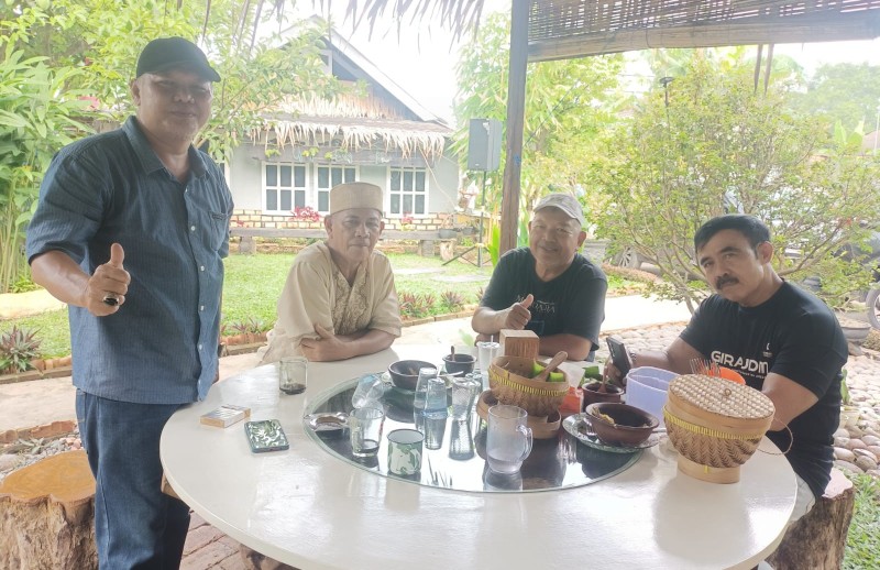 Kedai makan santai bagi masyarakat Kota Palembang di Ujung Lorong Kolem atau lebih akrab disebut Kafe Ujlok, telah dibuka untuk umum.
