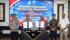 Polda Sumsel bersama PT Pertamina EP melakukan penandatanganan Perjanjian Kerja Sama [PKS] guna mendukung implementasi kebijakan pengelolaan sumur minyak masyarakat sesuai regulasi pemerintah, berlangsung di Ruang Serbaguna Lantai II Gedung Presisi Mapolda Sumatera Selatan, Palembang, pada Senin, 11 Mei 2026.