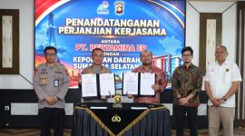 Polda Sumsel bersama PT Pertamina EP melakukan penandatanganan Perjanjian Kerja Sama [PKS] guna mendukung implementasi kebijakan pengelolaan sumur minyak masyarakat sesuai regulasi pemerintah, berlangsung di Ruang Serbaguna Lantai II Gedung Presisi Mapolda Sumatera Selatan, Palembang, pada Senin, 11 Mei 2026.