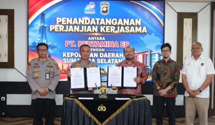 Polda Sumsel bersama PT Pertamina EP melakukan penandatanganan Perjanjian Kerja Sama [PKS] guna mendukung implementasi kebijakan pengelolaan sumur minyak masyarakat sesuai regulasi pemerintah, berlangsung di Ruang Serbaguna Lantai II Gedung Presisi Mapolda Sumatera Selatan, Palembang, pada Senin, 11 Mei 2026.