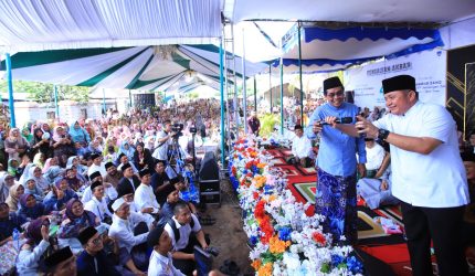 Gubernur Sumsel Dr H Herman Deru saat menghadiri Pengajian Akbar Hari Lahir [Harlah] ke-40 Pondok Pesantren Al Istiqomah yang dirangkaikan dengan Halal Bihalal masyarakat Desa Sumber Harjo di halaman Ponpes Al Istiqomah, Kecamatan Buay Madang Timur, Kabupaten Ogan Komering Ulu [OKU] Timur, Senin 11 Mei 2026, siang.
