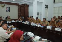 Bupati Asahan menerima secara resmi Laporan Akhir Studi Kelayakan [FS/Feasibility Study] pembangunan Gerai UMKM Kabupaten Asahan dalam acara yang digelar di Aula Mawar Kantor Bupati Asahan, Senin 11 Mei 2026.