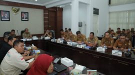Bupati Asahan menerima secara resmi Laporan Akhir Studi Kelayakan [FS/Feasibility Study] pembangunan Gerai UMKM Kabupaten Asahan dalam acara yang digelar di Aula Mawar Kantor Bupati Asahan, Senin 11 Mei 2026.