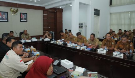 Bupati Asahan menerima secara resmi Laporan Akhir Studi Kelayakan [FS/Feasibility Study] pembangunan Gerai UMKM Kabupaten Asahan dalam acara yang digelar di Aula Mawar Kantor Bupati Asahan, Senin 11 Mei 2026.