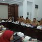 Bupati Asahan menerima secara resmi Laporan Akhir Studi Kelayakan [FS/Feasibility Study] pembangunan Gerai UMKM Kabupaten Asahan dalam acara yang digelar di Aula Mawar Kantor Bupati Asahan, Senin 11 Mei 2026.