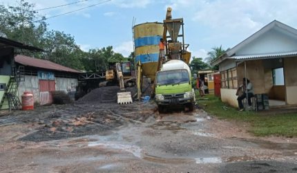 Operasional batching plant milik PT Adipati Raden Sinun di Simpang Raja, Kecamatan Talang Ubi, Kabupaten PALI.
