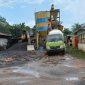 Operasional batching plant milik PT Adipati Raden Sinun di Simpang Raja, Kecamatan Talang Ubi, Kabupaten PALI.
