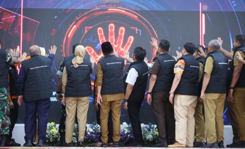 Gubernur Sumatera Selatan [Sumsel] Dr H Herman Deru bersama Wakil Gubernur Sumsel H Cik Ujang saat Launching Sensus Ekonomi 2026 yang dirangkaikan dengan Rapat Koordinasi [Rakor] Camat se-Sumatera Selatan di Griya Agung Palembang, Selasa 12 Mei 2026.